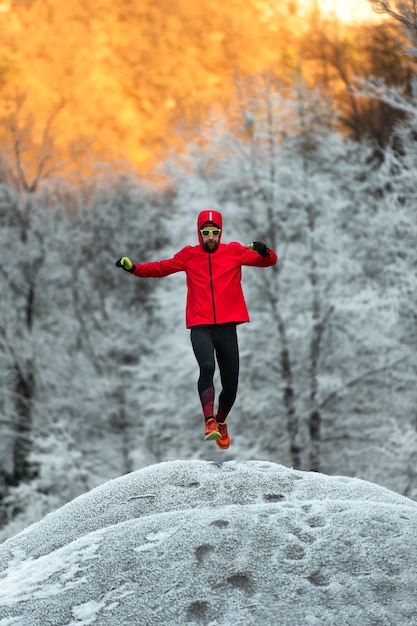 Photo jeune homme qui court dans la forêt