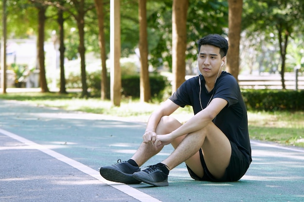 Un jeune homme qui court dans le parc