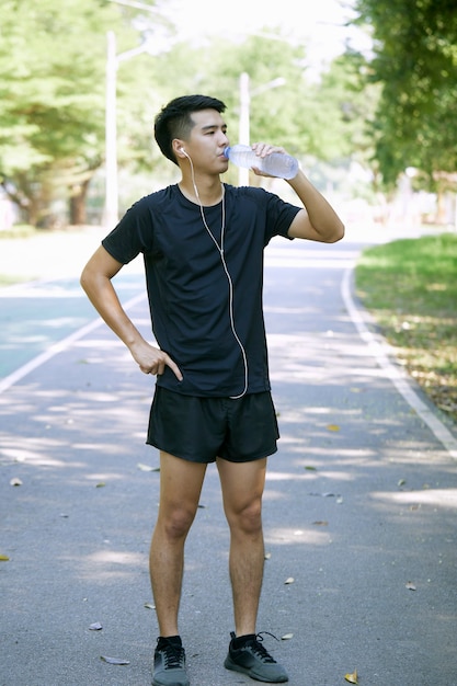 Un jeune homme qui court dans le parc