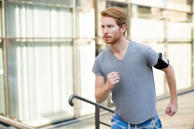 Jeune homme qui court dans la zone urbaine