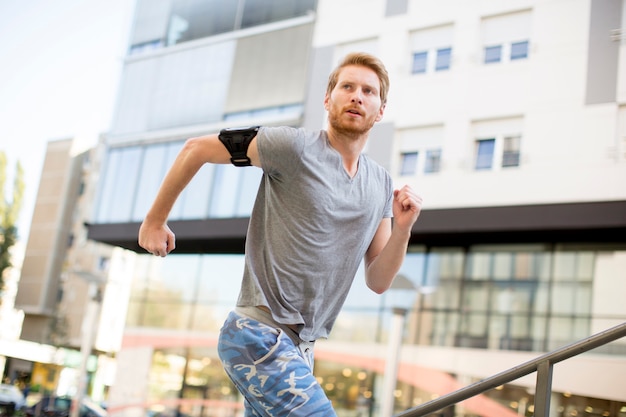 Jeune homme qui court dans la zone urbaine