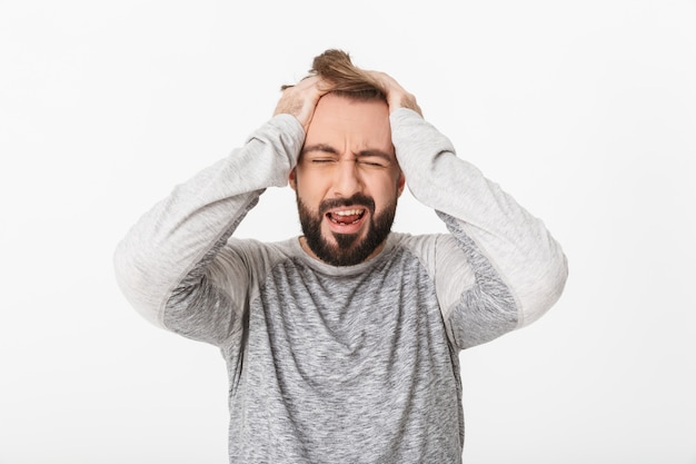 Jeune homme qui crie mécontent