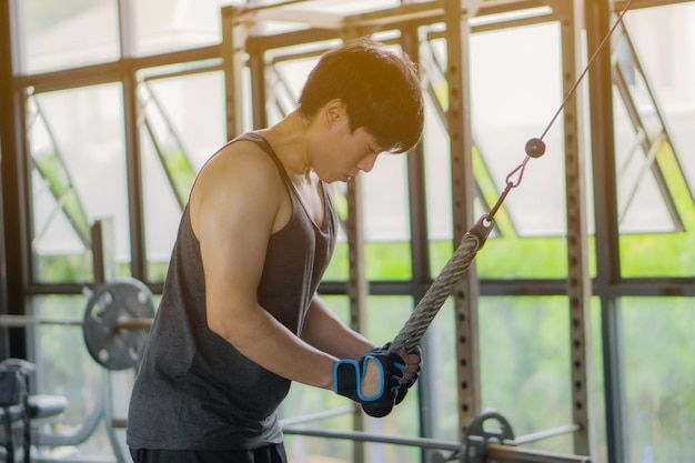 Un jeune homme qui fait de l'exercice au gymnase.