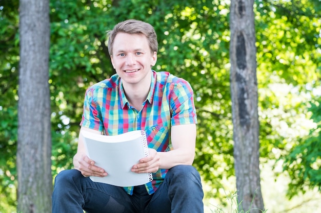 Un jeune homme qui lit.