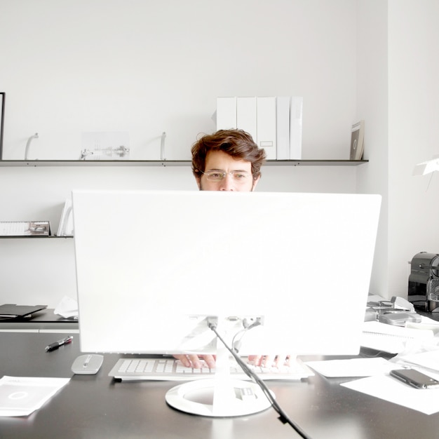 Jeune homme qui travaille au bureau