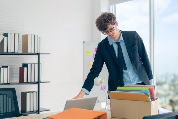 Un jeune homme qui travaille dans un bureau.