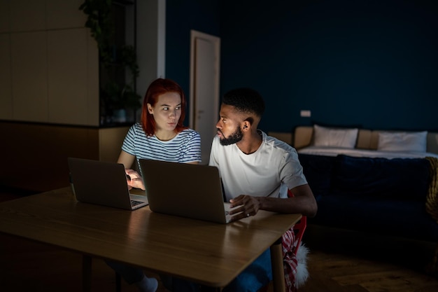 Un jeune homme qui utilise un ordinateur portable à la maison