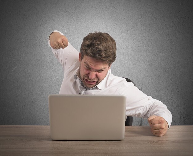 Photo un jeune homme qui utilise un téléphone portable alors qu'il est assis sur une table.