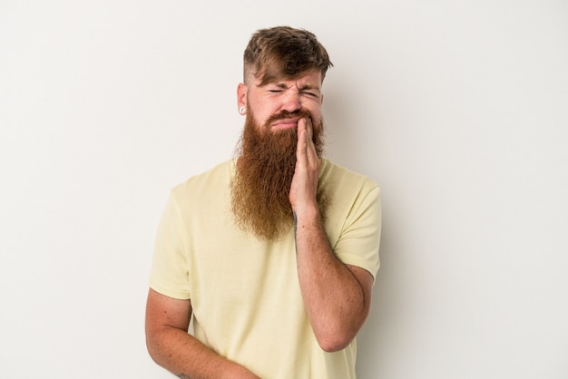 Jeune homme de race blanche au gingembre avec une longue barbe isolé sur fond blanc ayant une forte douleur dentaire, une douleur molaire.