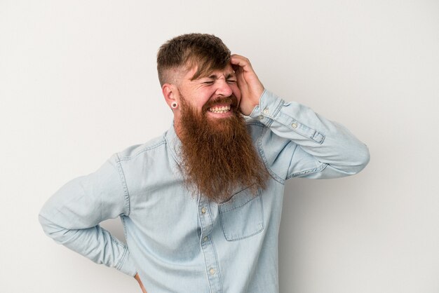 Jeune homme de race blanche au gingembre avec une longue barbe isolé sur fond blanc joyeux riant beaucoup. Notion de bonheur.