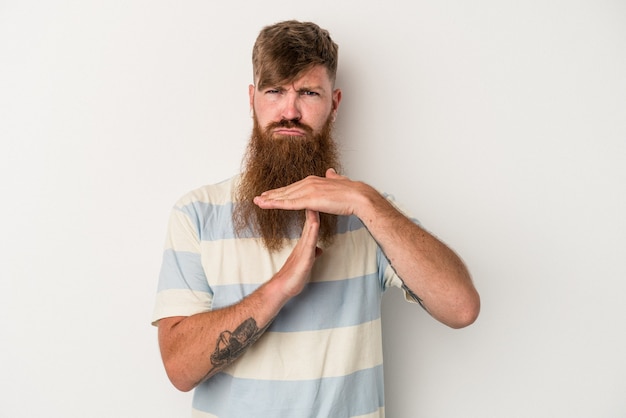 Jeune homme de race blanche au gingembre avec une longue barbe isolé sur fond blanc montrant un geste de temporisation.