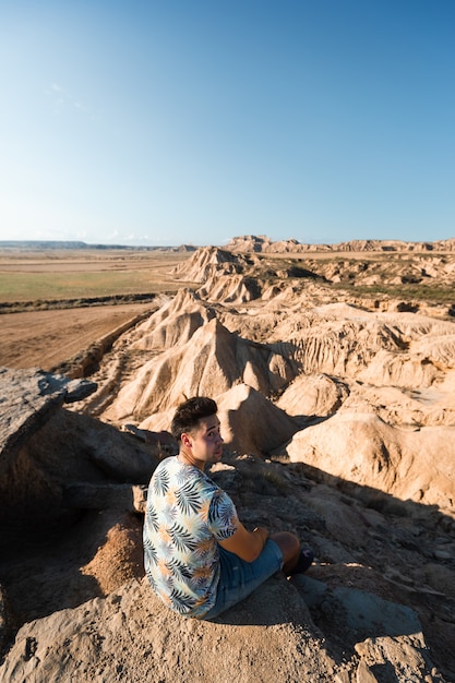 Jeune homme de race blanche à Bardenas Reales, Navarre, Pays Basque.