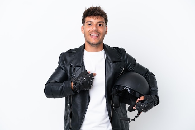 Jeune homme de race blanche avec un casque de moto isolé sur fond blanc avec une expression faciale surprise