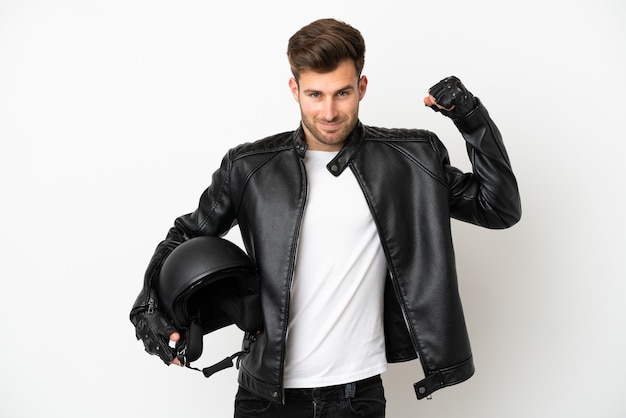 Jeune homme de race blanche avec un casque de moto isolé sur fond blanc faisant un geste fort