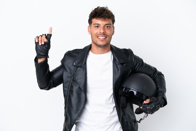 Jeune homme de race blanche avec un casque de moto isolé sur fond blanc pointant vers une excellente idée