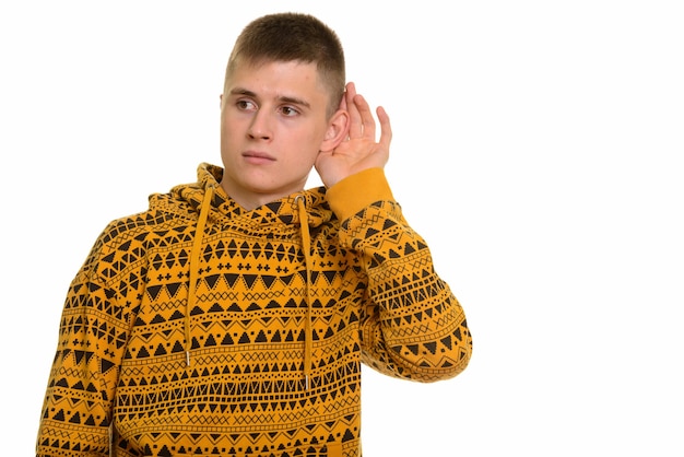 Photo jeune homme de race blanche curieux à l'écoute en ventouses