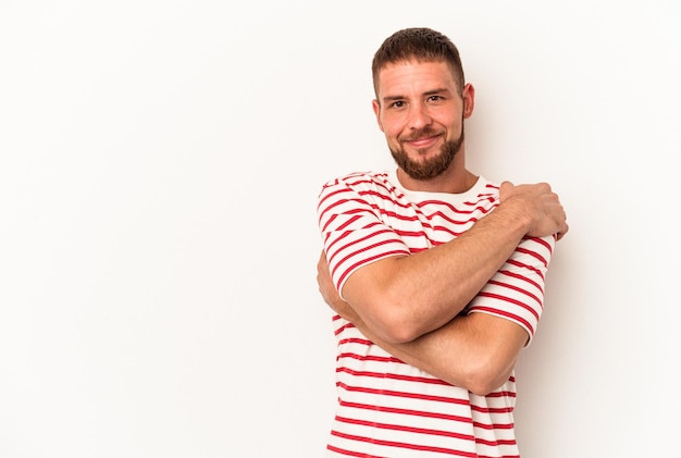 Jeune homme de race blanche avec diastème isolé sur fond blanc câlins, souriant insouciant et heureux.