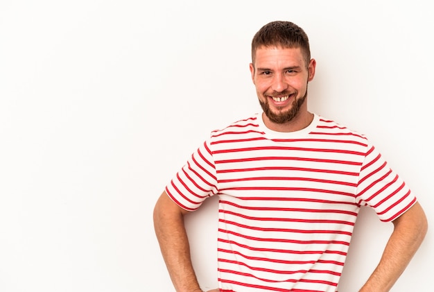 Jeune homme de race blanche avec diastème isolé sur fond blanc heureux, souriant et joyeux.