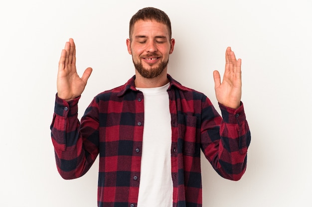 Jeune homme de race blanche avec diastème isolé sur fond blanc joyeux rire beaucoup. Notion de bonheur.