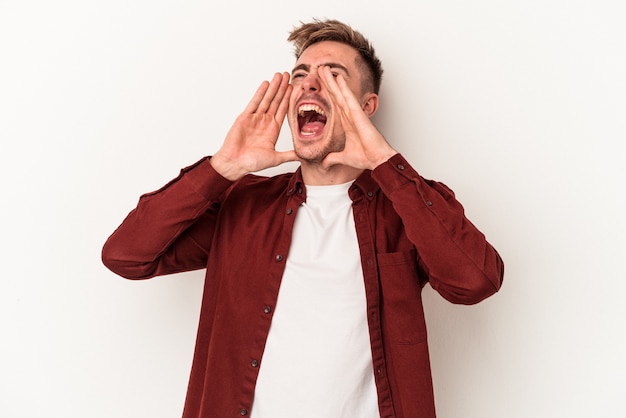 Jeune homme de race blanche isolé sur fond blanc criant excité à l'avant.