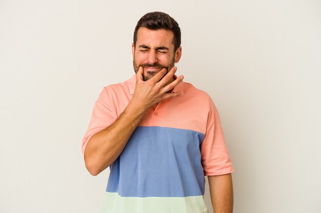 Jeune homme de race blanche isolé sur fond blanc doutant entre deux options.