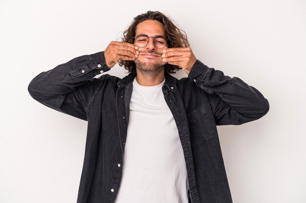 Jeune homme de race blanche isolé sur fond blanc doutant entre deux options.