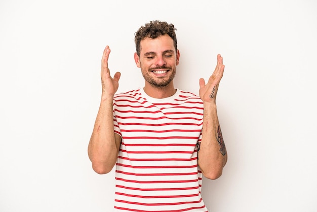 Jeune homme de race blanche isolé sur fond blanc joyeux rire beaucoup. Notion de bonheur.