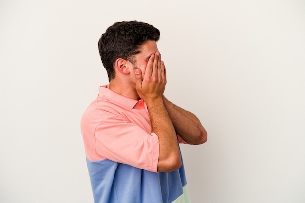 Jeune Homme De Race Blanche Isolé Sur Fond Blanc Peur Couvrant Les Yeux Avec Les Mains.