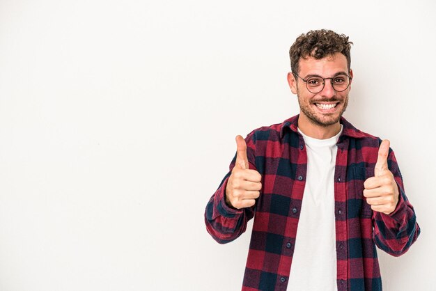 Jeune homme de race blanche isolé sur fond blanc souriant et levant le pouce vers le haut