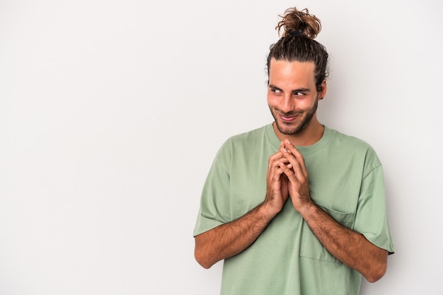 Jeune homme de race blanche isolé sur fond gris, élaboration d'un plan à l'esprit, mise en place d'une idée.