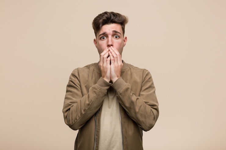 Photo jeune homme de race blanche vêtu d&#39;une veste marron peur et peur.