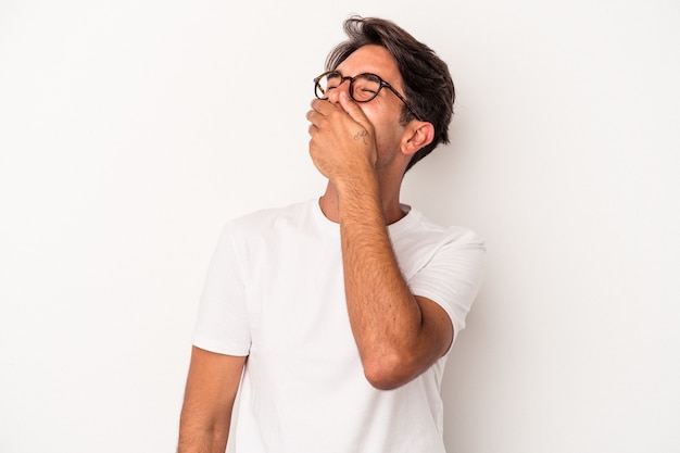 Jeune homme de race mixte isolé sur fond blanc riant heureux, insouciant, émotion naturelle.