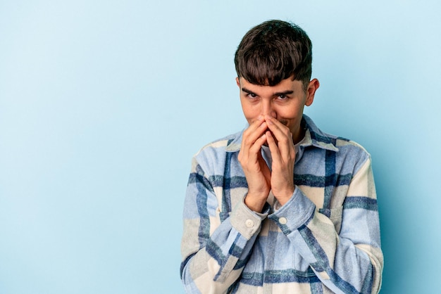 Jeune homme de race mixte isolé sur fond bleu faisant un plan à l'esprit, mettant en place une idée.