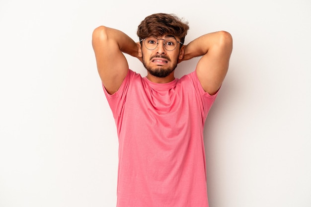 Jeune homme de race mixte isolé sur fond gris criant de rage.