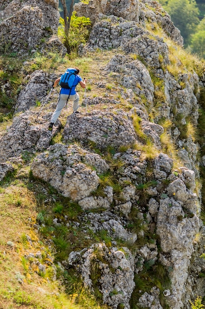 Jeune homme, randonnée, montagne