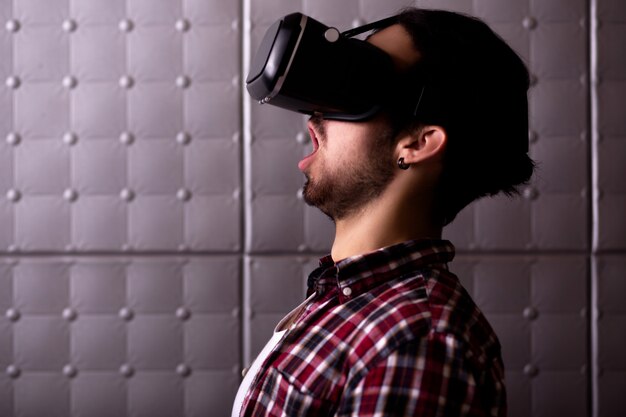 Jeune homme en réalité virtuelle sans verre.