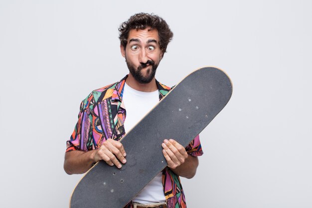 Photo jeune homme à la recherche de maladroit et drôle avec une expression idiote aux yeux croisés, plaisantant et s'amusant