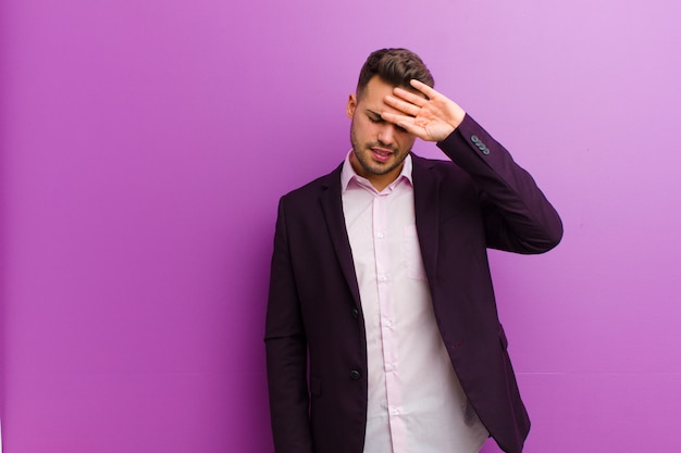 Jeune homme à la recherche de stress, de fatigue et de frustration, séchant la sueur sur le front, se sentant désespéré et épuisé