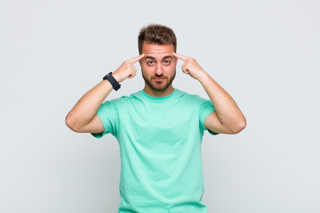 Jeune homme avec un regard sérieux et concentré, brainstorming et réflexion sur un problème difficile