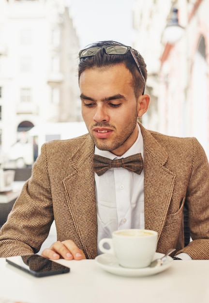 Jeune homme regardant au téléphone