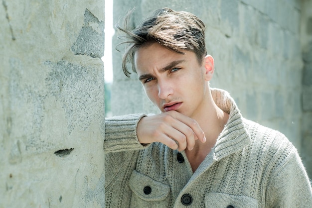 Jeune homme regardant la caméra beau mec en plein air