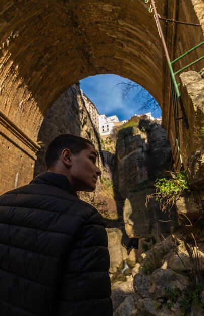 Jeune homme regardant le célèbre pont de Ronda en Espagne