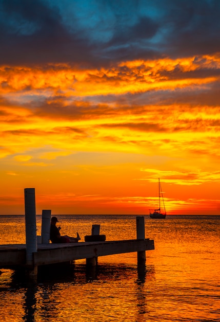 Un jeune homme regardant le coucher du soleil de Roatan