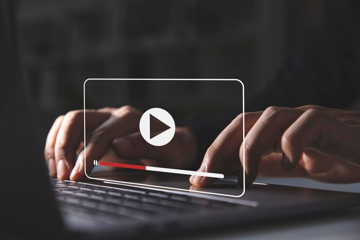 Jeune homme regardant le flux en direct en ligne sur internet