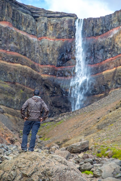 Un Jeune Homme Regardant L'une Des Merveilles De L'islande La Cascade Hengifoss