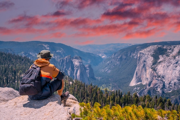 un jeune homme regardant le parc national de Yosemite