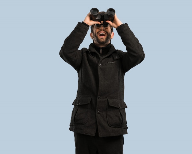 Photo jeune homme regardant à travers les jumelles