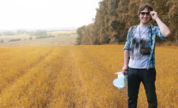 Un Jeune Homme Regarde Une Carte Saison D'automne