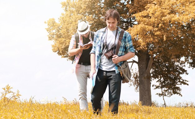 Un jeune homme regarde une carte saison d'automne