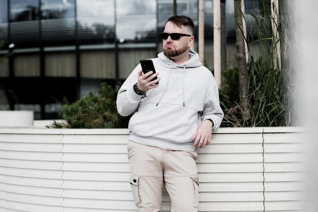 Un jeune homme regarde son téléphone.